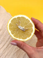 Charger l'image dans la galerie, Bague Motif Godron et Diamants Baguettes