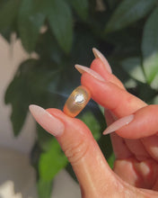 Charger et lire la vidéo dans la visionneuse de la Galerie, Chevalière Or Brossé et Diamant
