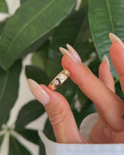 Charger et lire la vidéo dans la visionneuse de la Galerie, Bague Jonc Trilogie Diamants

