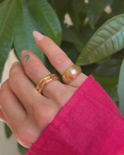 Charger et lire la vidéo dans la visionneuse de la Galerie, Chevalière Or Brossé et Diamant
