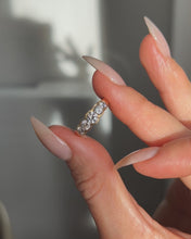 Charger et lire la vidéo dans la visionneuse de la Galerie, Bague Diamants Escalier
