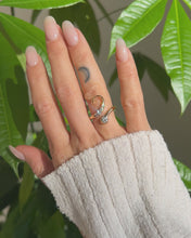 Charger et lire la vidéo dans la visionneuse de la Galerie, Bague Serpent Diamants
